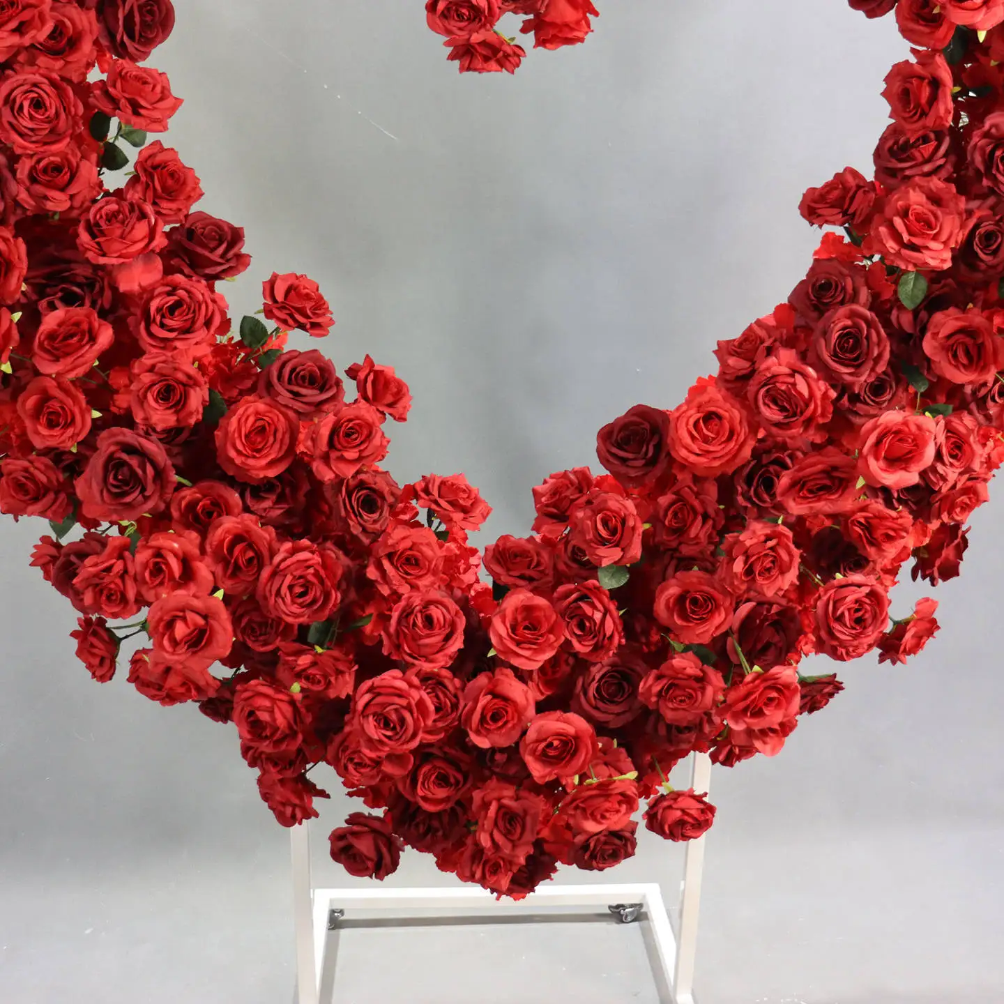 Wedding love arch with wheels heart-shaped wrought iron props restaurant private room ornament arrangement creative layout