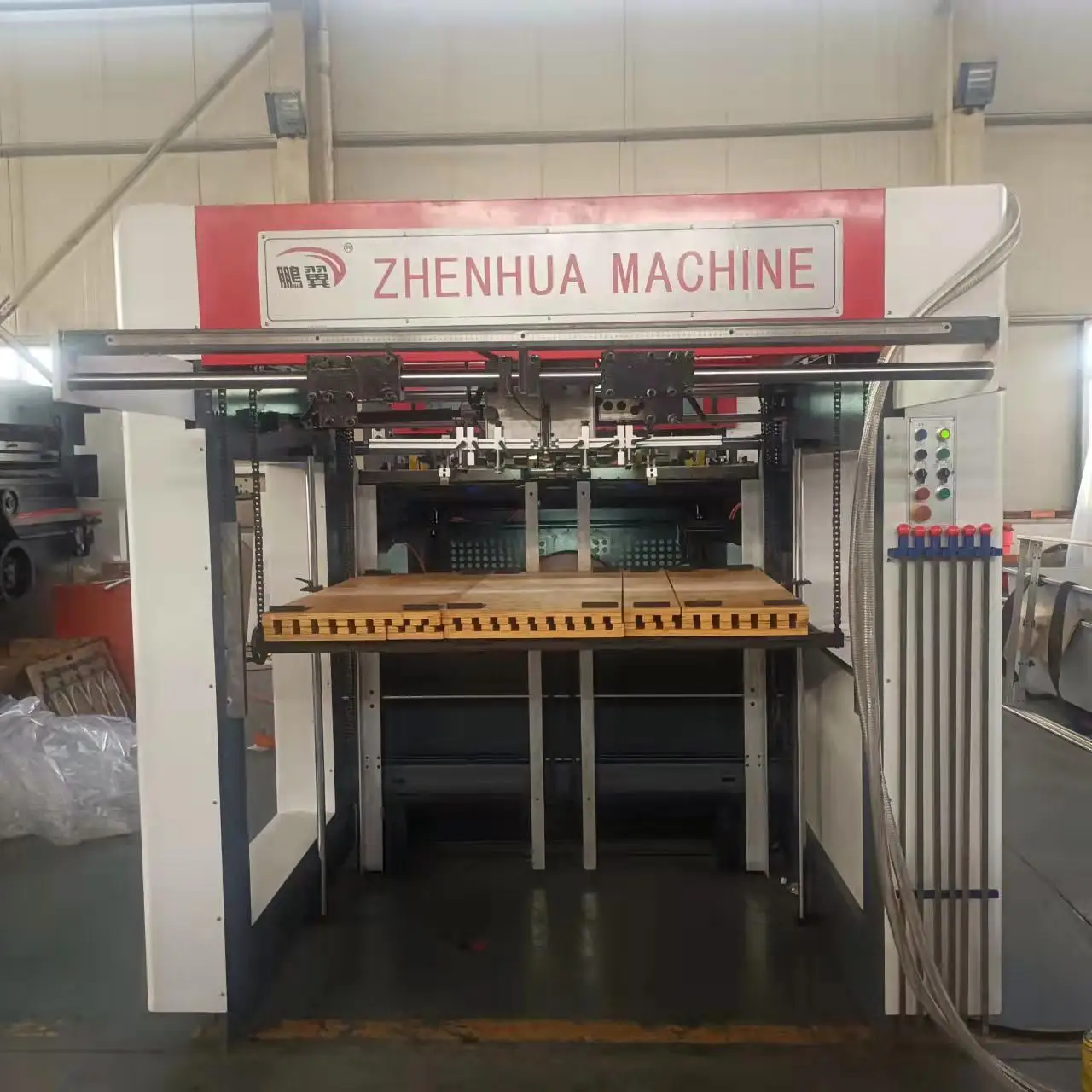 Milieuvriendelijk product Karton Stansen Rillen Machine Groente & Fruit Kartonnen Doos Machine Fluit Golfkarton Stansmachine