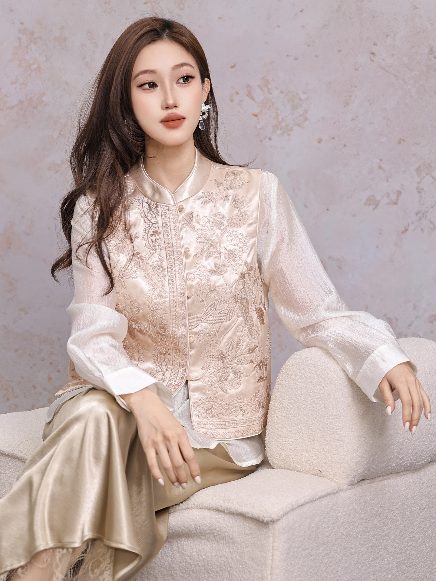 

Новая женская модная блузка-топ из ацетатного атласа цвета шампань с вышивкой и воротником-стойкой в китайском стиле от Bylu