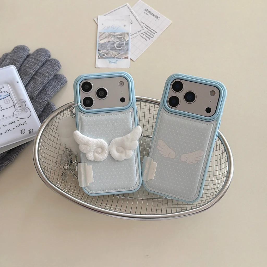 

Милый простой синий круглый чехол в горошек со стереоскопическими белыми крыльями и подвеской, противоударный чехол для телефона для iPhone 17, 16, 15, 14 Pro Max