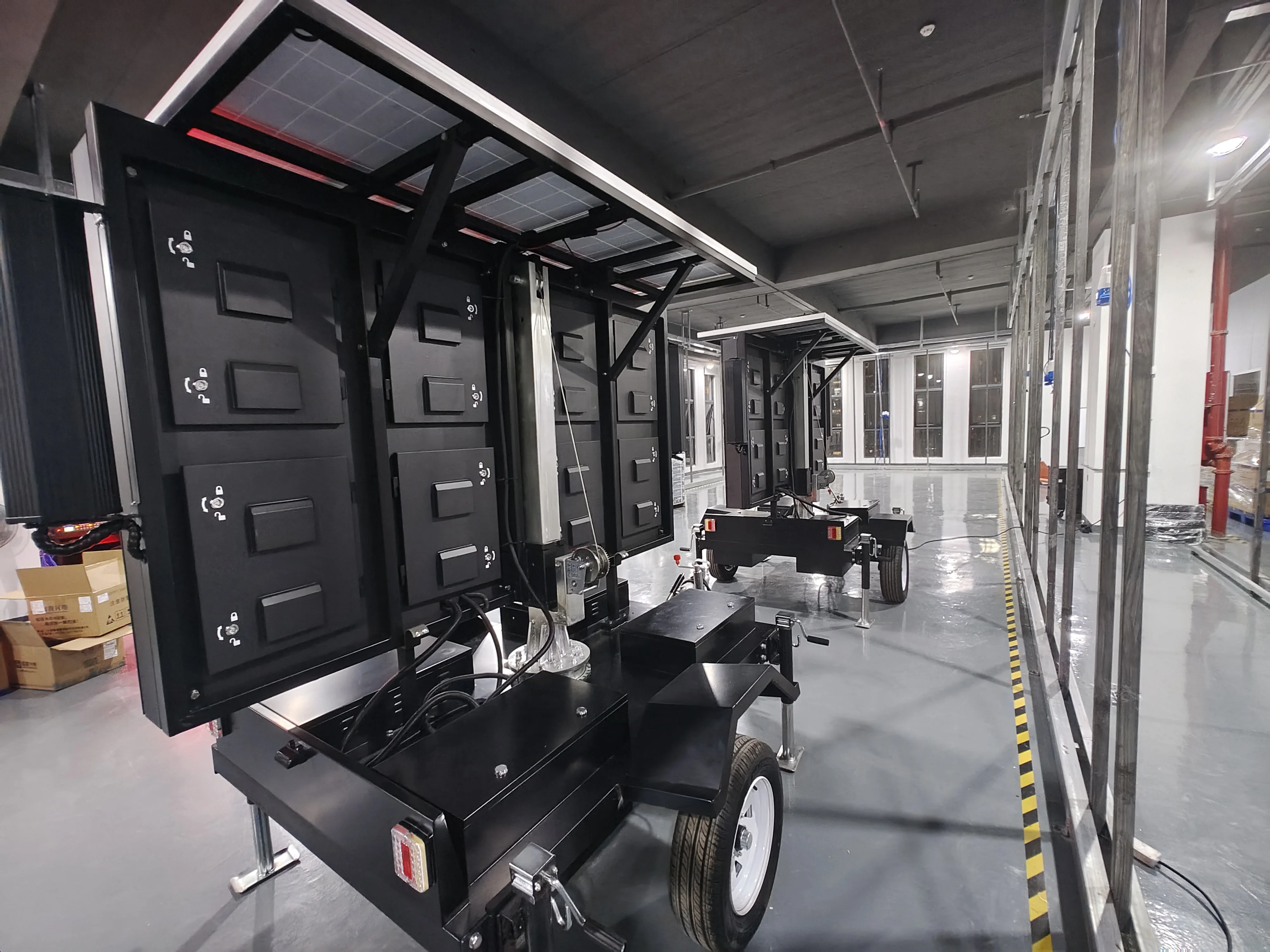 Zonne-energie P4 buitentrailer LED-scherm, schermgrootte 2240 mm x 1280 mm, aanhangergrootte 2382 mm x 1800 mm x 2074 mm