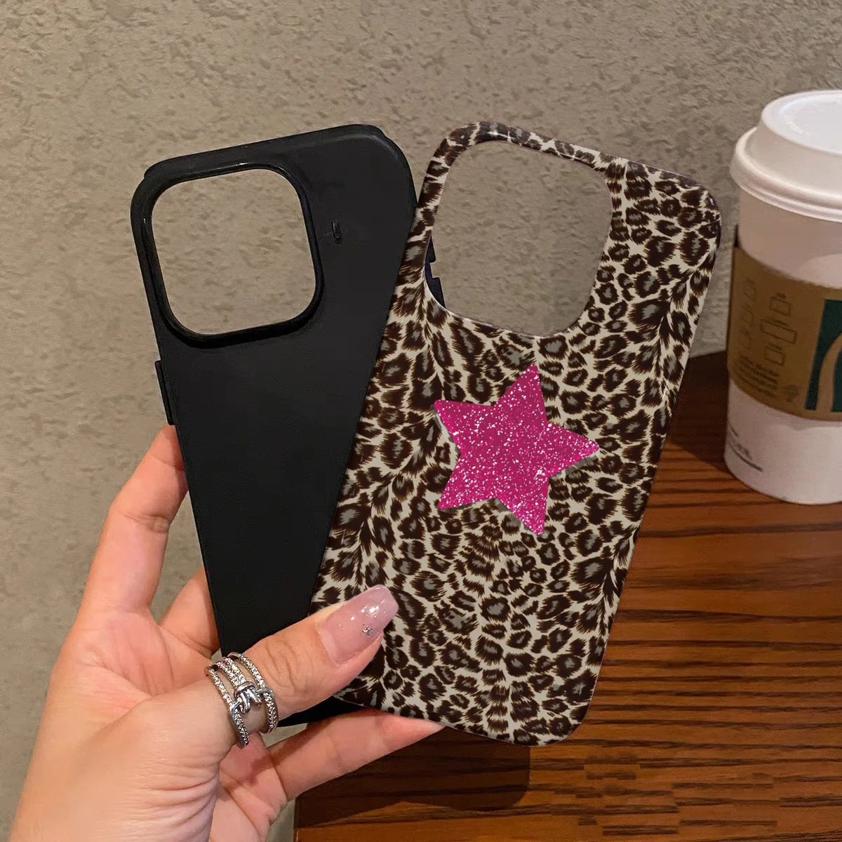 حافظة بنقشة الفهد البني مع نجوم وردية لهاتف آيفون 17 16ProMax 15 14 13 12 11 PRO أكريليك من مادة البولي يوريثان الحراري اثنان في واحد حافظات هواتف مغناطيسية