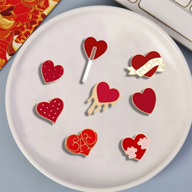 Broches de corazón rojo para mujer y hombre, Pin esmaltado para Chaquetas vaqueras, bolsos, alfileres de solapa, insignia de dibujos animados, regalo de joyería para amigo