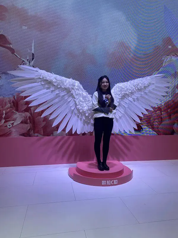 White Electric Mechanical Foldable Feather Angel Wing Prop with Wireless Remote Control and Retractable Wings Halloween Party