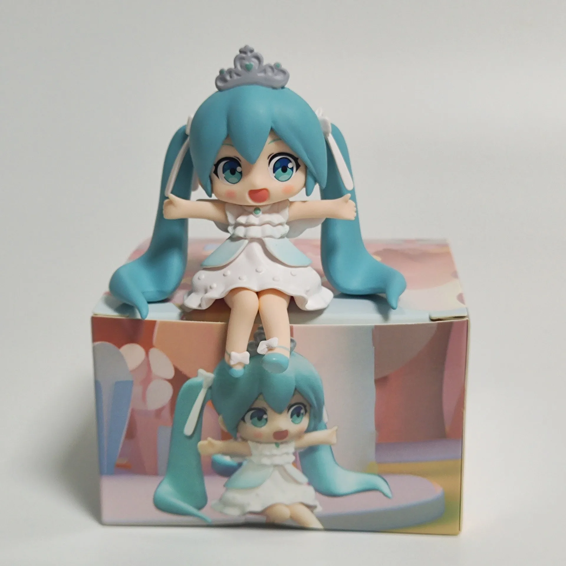 7CM Anime Hatsune Miku Figur Sitzende Serie 15th Anniversary Nette Modell Spielzeug Geschenk Action Figur Kuchen Dekoration Auto Ornament – Detail 6