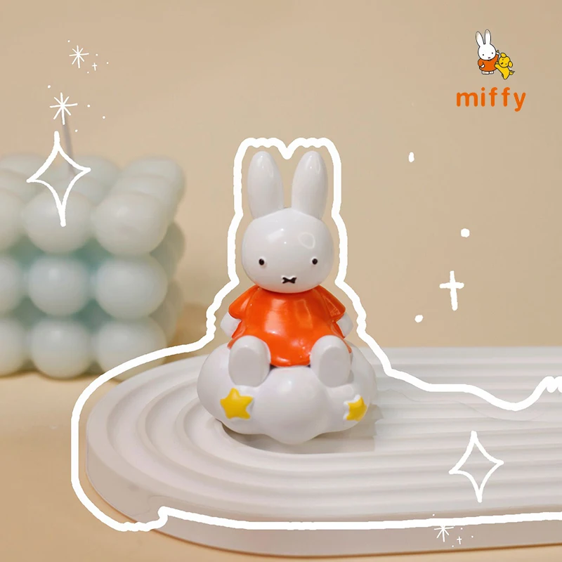 Kawaii Miffy ตุ๊กตาการ์ตูน Dopamine ตัวเลขรถเรซิ่นโต๊ะเครื่องประดับอะนิเมะสร้างสรรค์ตกแต่งบ้านที่สมบูรณ์แบบของขวัญวันเกิด
