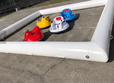 Arena inflável linda do carro do pára-choque do PVC branco e preto para festas infantis e eventos públicos