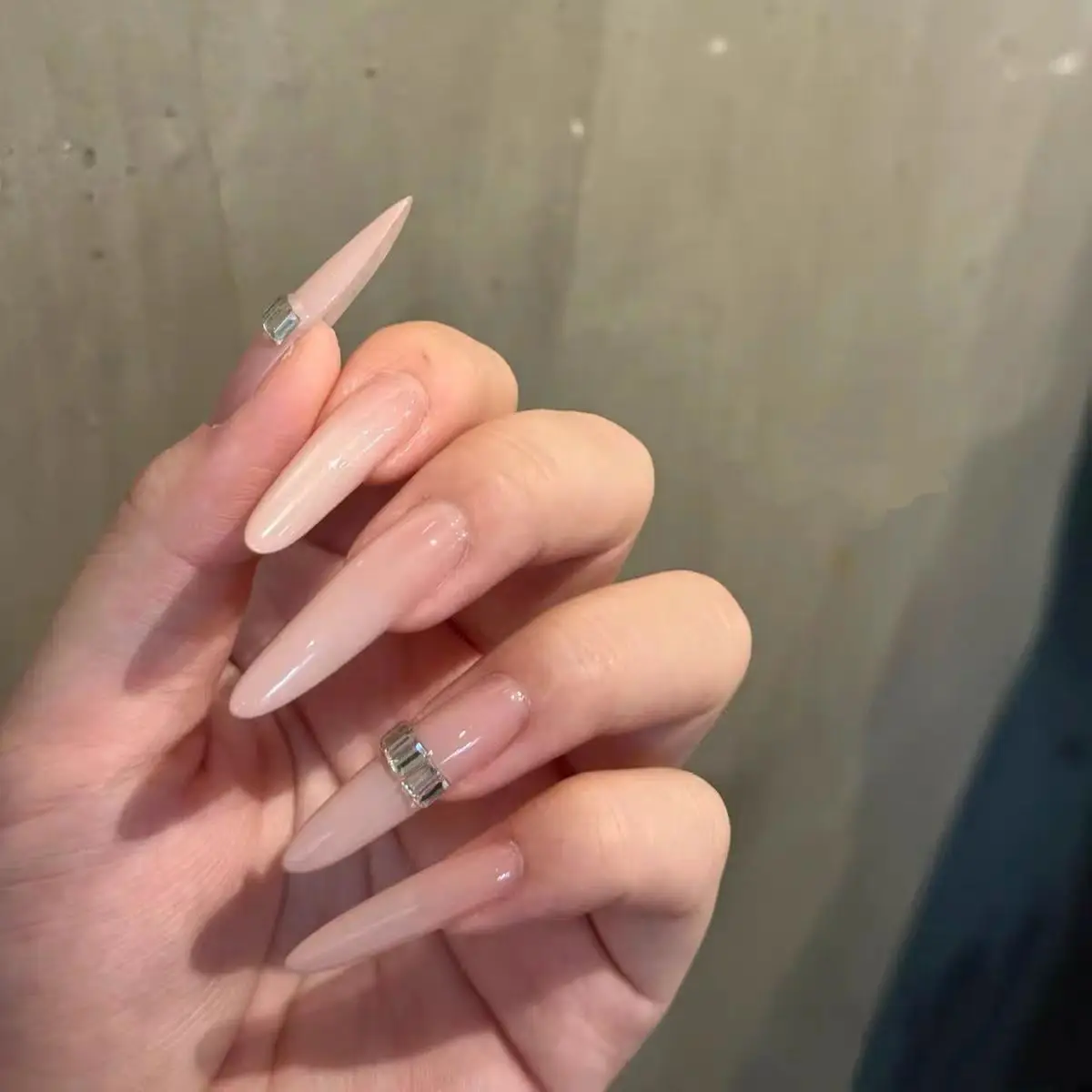 

10pcs Handmade Long Stiletto Press On Nails Nude Pink Gradient Rhinestone Design Sweet Gentle Fake Nails Wearable Nails Art Tips