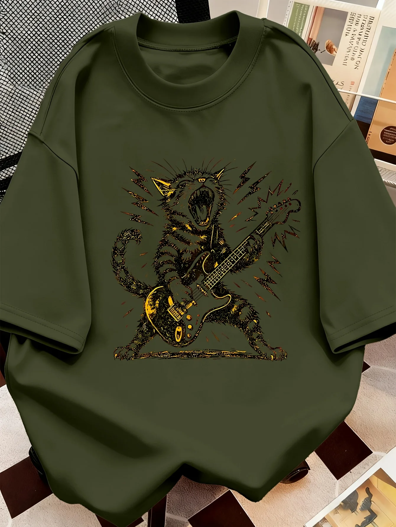 Retro Fashion T-shirt Retro Rock Cat Printed T-shirt Electric Guitar Rock Cat Pattern Round Neck Top Rock Enthusiast T-shirt