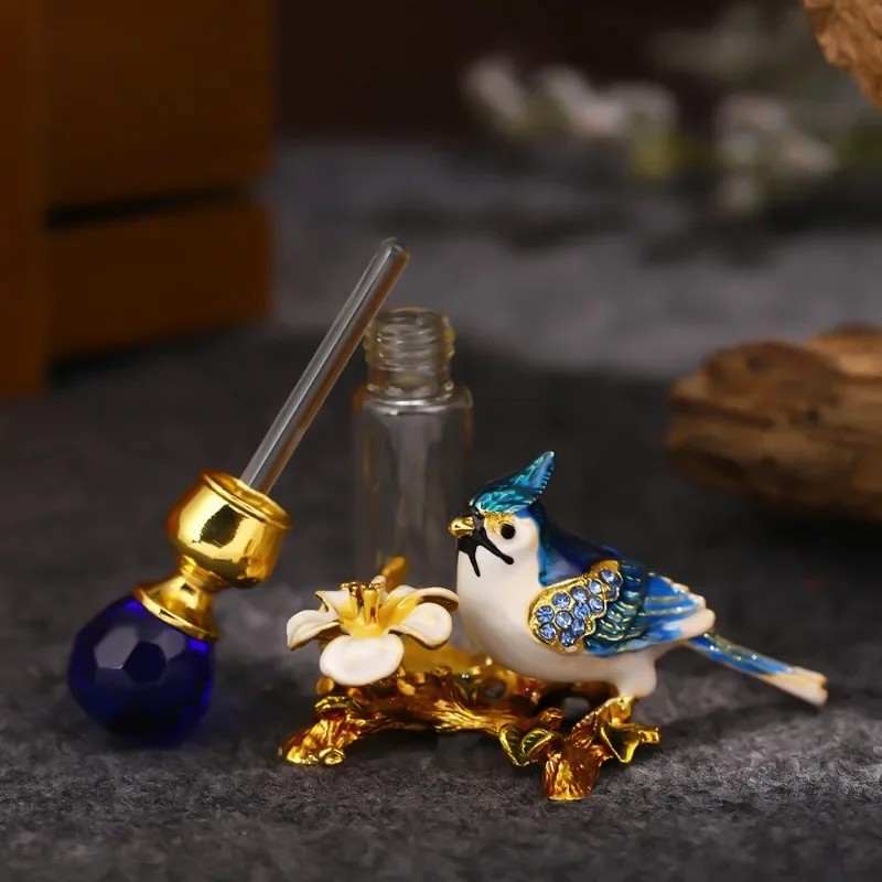 زجاجة عطر فاخرة راقية، زجاجة منفصلة من الزهور والطيور العطرية الرائعة على شكل قصر الطاووس والطيور