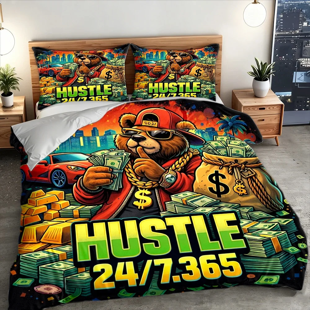 3Pc Trendy Hip-Hop Bear Hustle Theme Duvet Cover Set, Bedding Three-Piece Set (1*Duvet Cover + 2*Pillowcases), Large Double Bed Cover Set, Suitable for All Seasons, Home Dormitory Master Bedroom Guest Room Use, Machine Washable, Invisible Zipper, Street Style Money Element Print Bedding, Personalized Trendy Brand Bedroom Decor Bedding Set, Cross-Border Hot-Selling Hip-Hop Style Bedding Set