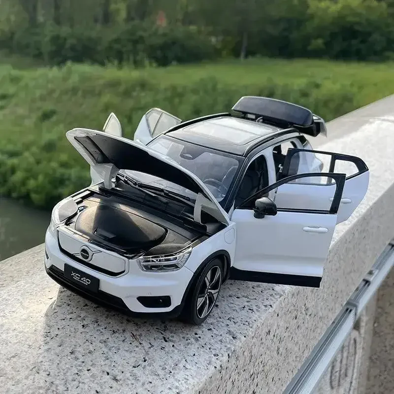 1:18 2022 VOLVO XC40 Electric Car SUV Simulation Diecast Car Metal Alloy Model Car For Boys Gifts Original Box Collection P53