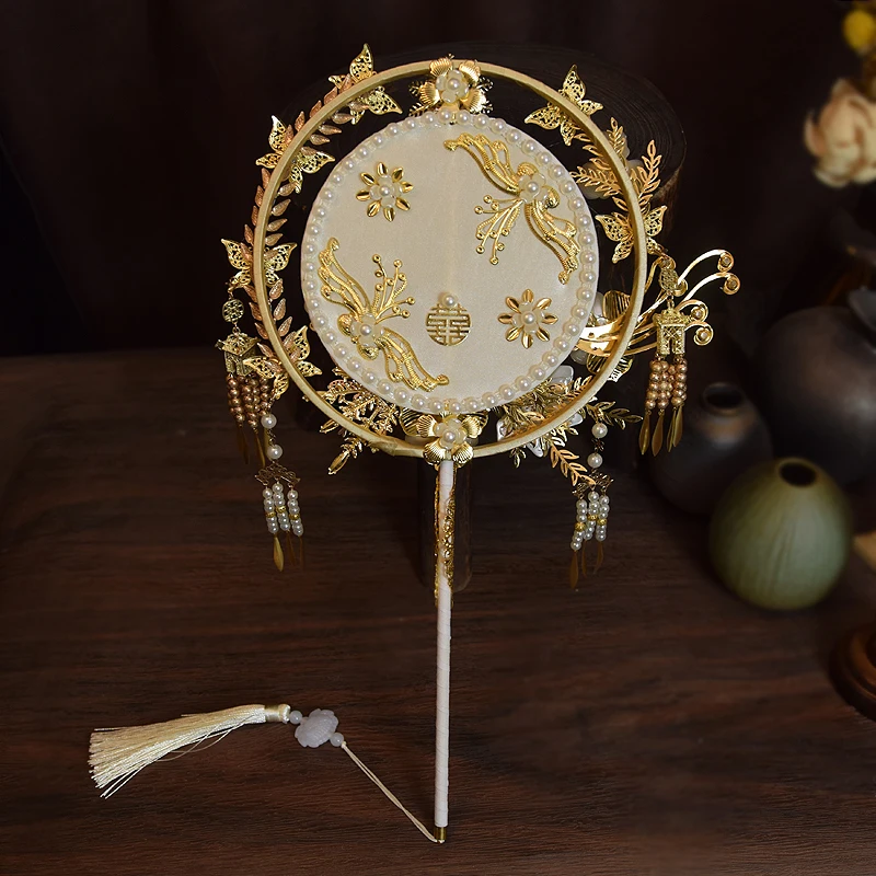 مروحة الزفاف الذهبية المصنوعة يدويًا لحفلات الزفاف الصينية، مروحة فستان Xiuhe الميمون كهدية تزيين الزفاف #5