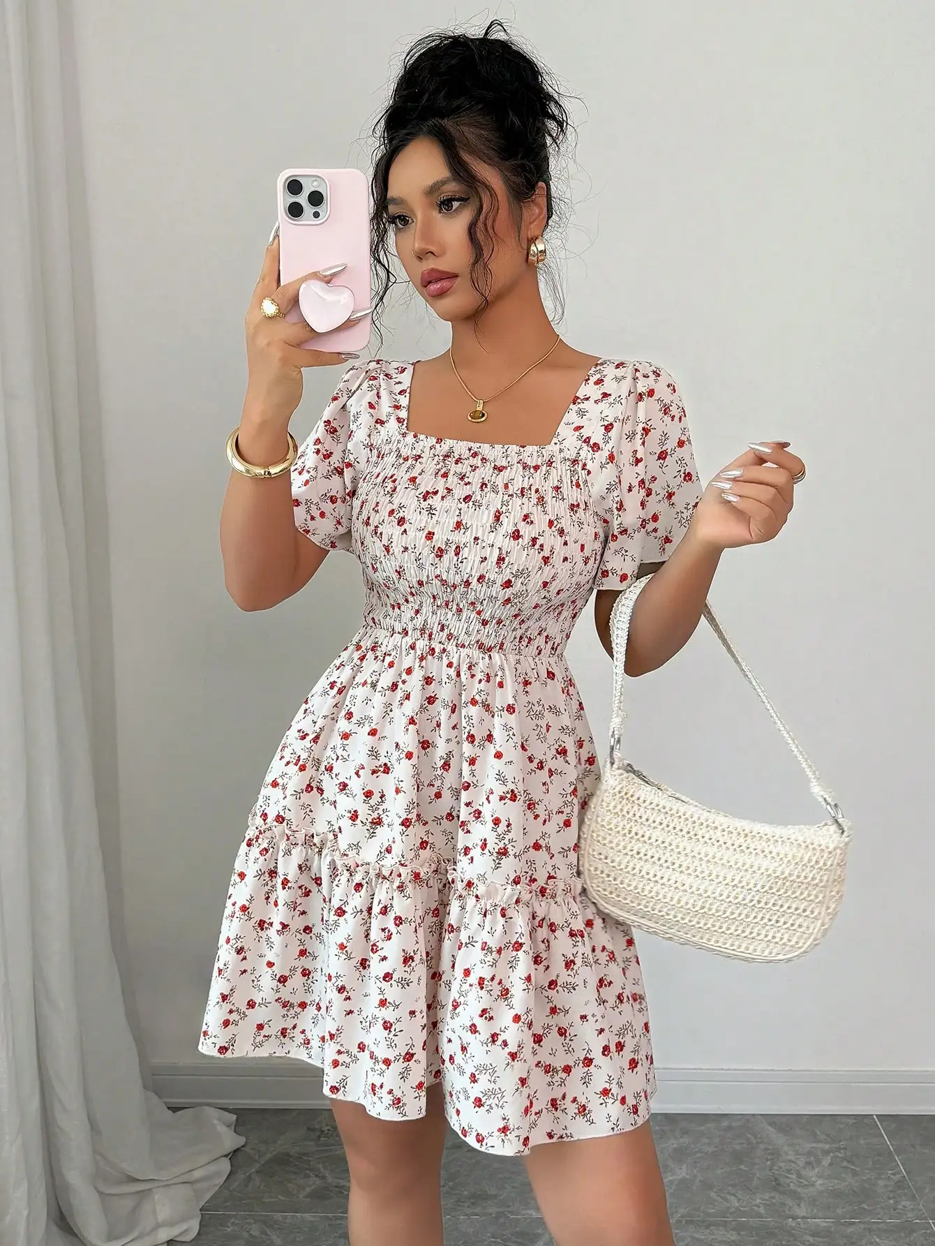 

Женское красное мини-платье с цветочным принтом, квадратным вырезом и пышными рукавами для повседневной летней носки