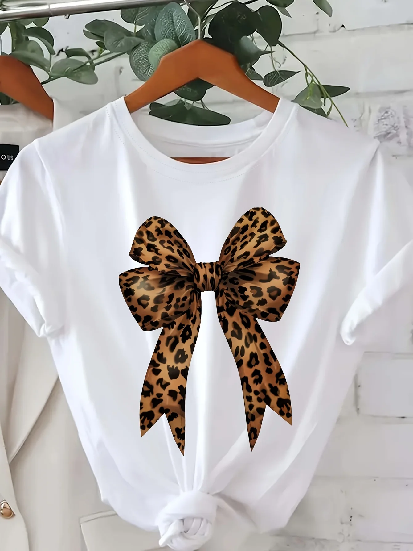 T-shirt rossa casual da donna con design a fiocco con stampa leopardata - Camicia con stampa leopardata a maniche corte e girocollo per tutte le stagioni