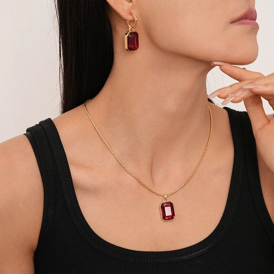 خمر Ankera الأحمر الماس رصع مستطيلة الترقوة قلادة بسيطة نمط هندسي أناقة مجوهرات للنساء
