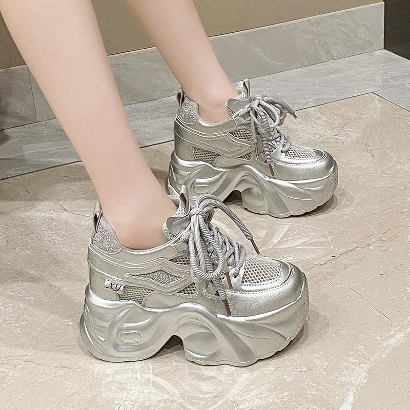 البوب 10 سنتيمتر جديد بلينغ أحذية رياضية مكتنزة الربيع أحذية مفلكنة غير رسمية 2025 امرأة عالية منصة تنفس شبكة أحذية رياضية الإناث أبي S