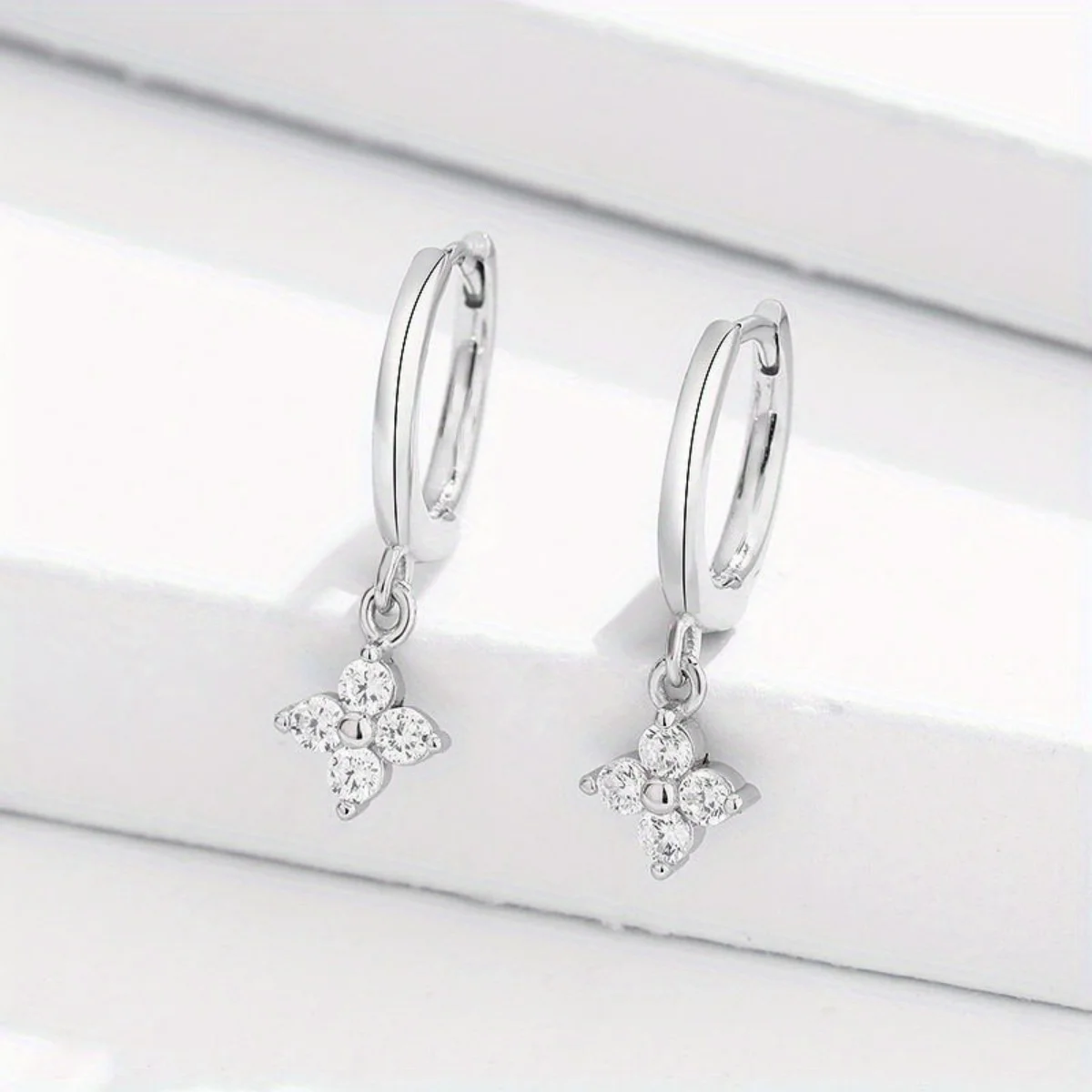 European And American Fashion Light Luxury Personalized Flower Four-Leaf Clover Earrings Women's Niche Design High-End Exquisite image 2