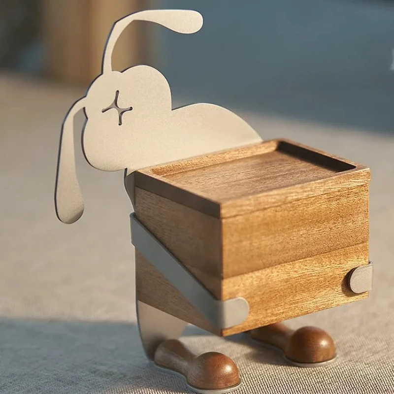 Varias personas diseñan cajas de joyería de madera maciza de alta calidad, cajas de almacenamiento, cajas para guardar pendientes y pulseras, y también crean adornos originales con forma de conejo.