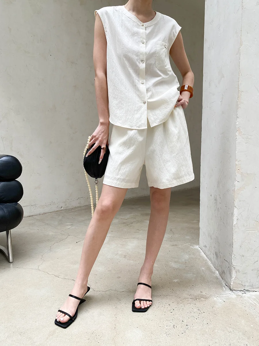 Sommerliches Damen-Set aus einfarbiger, ärmelloser Weste mit Rundhalsausschnitt und hochtaillierten Shorts für den Alltag – Detail 21