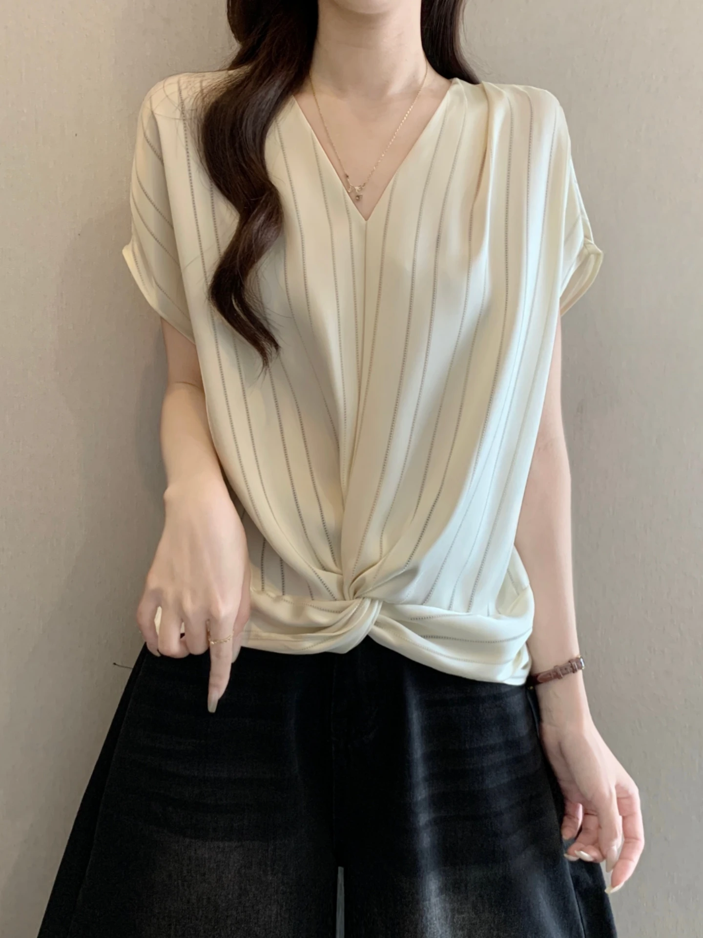 

Summer New plus Size Women's Slimming Design Knot Top Short Sleeve V-neck Satin Stripe Commute Style Loose Fit Shirt