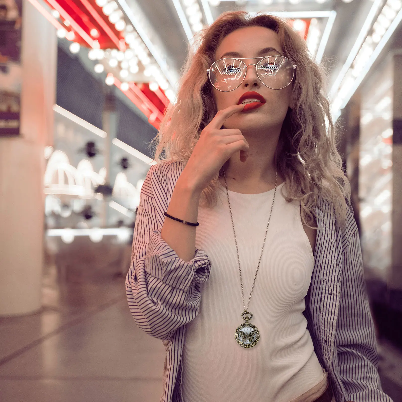 

Retro Pocket Watch White Dial Zinc Alloy Case Lightweight Hollow Design For Women Vintage Clock Necklace Chain Quartz Timepiece