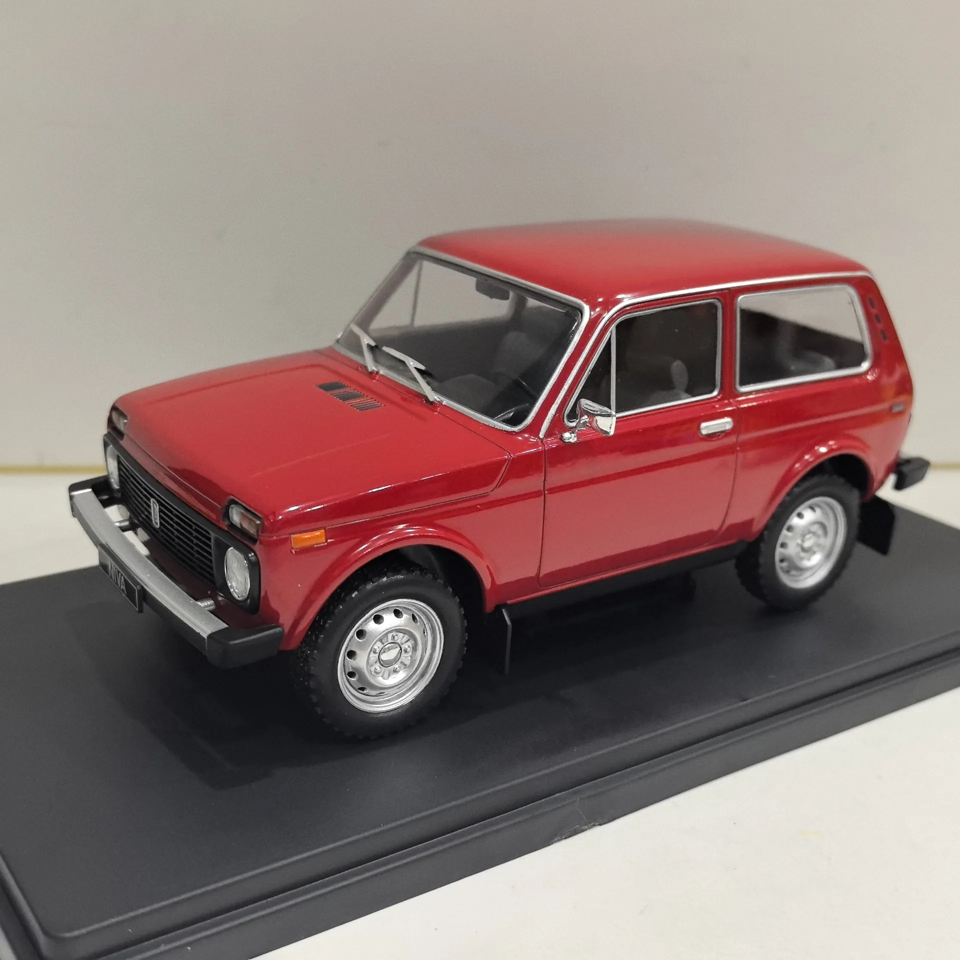 Moulé sous pression WHITEBOX 1/24 échelle LADA NIVA Lada K3X2 modèle de voiture en alliage jouet à collectionner cadeau Souvenir affichage ornement