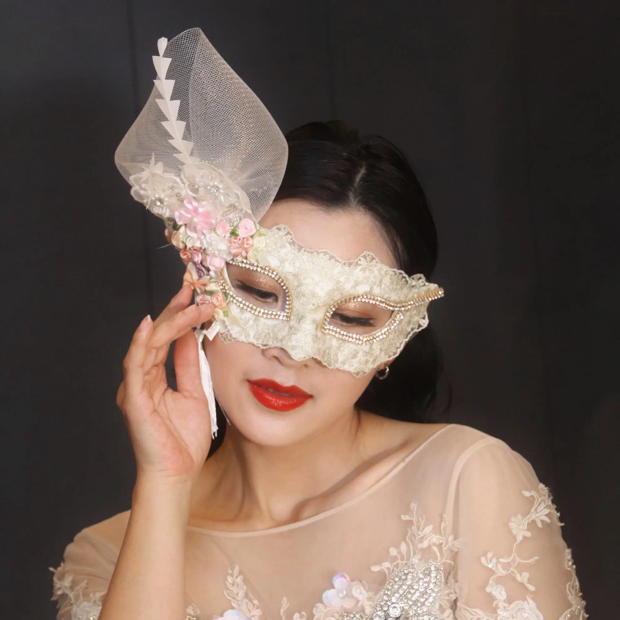 

Golden Lace Fashion Stage Halloween Dance Fringed Feather Mask Party Mask Upscale Beautiful Woman Princess