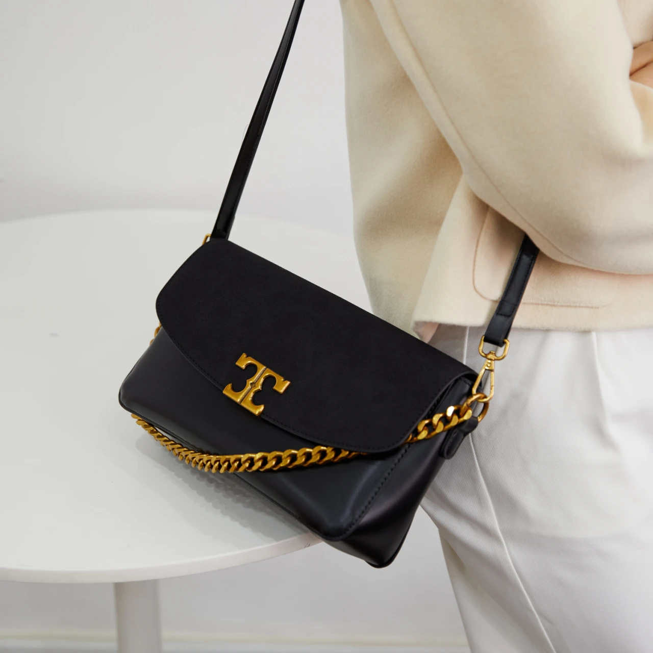 

Элегантная классическая сумка-мессенджер для модных женщин с модным логотипом и универсальной функцией через плечо