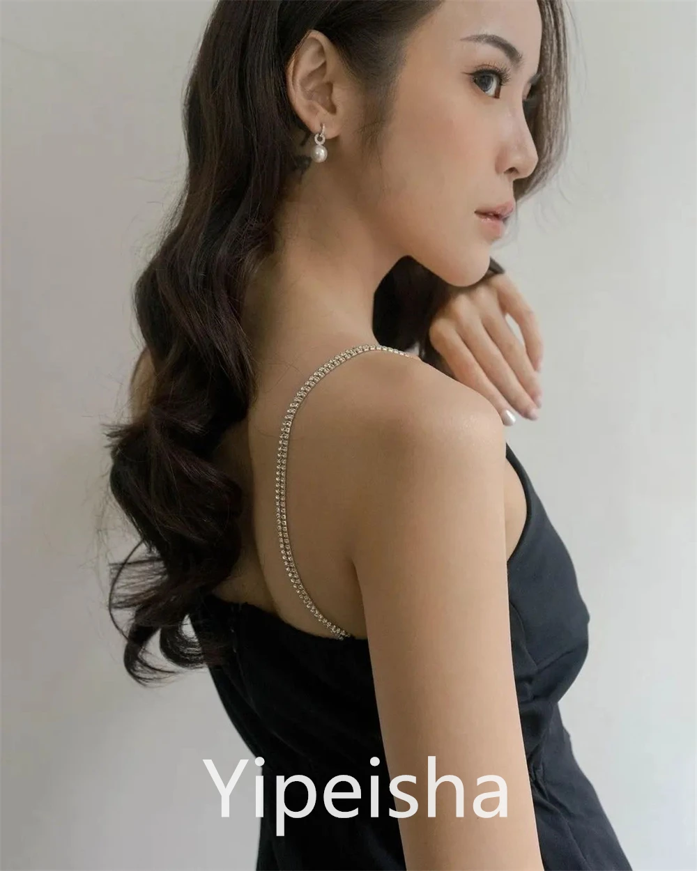 ปรับแต่งเรียบง่าย Strapless A-line ชุดราตรีเปิดหลังซาตินยาวเข่าที่กําหนดเอง