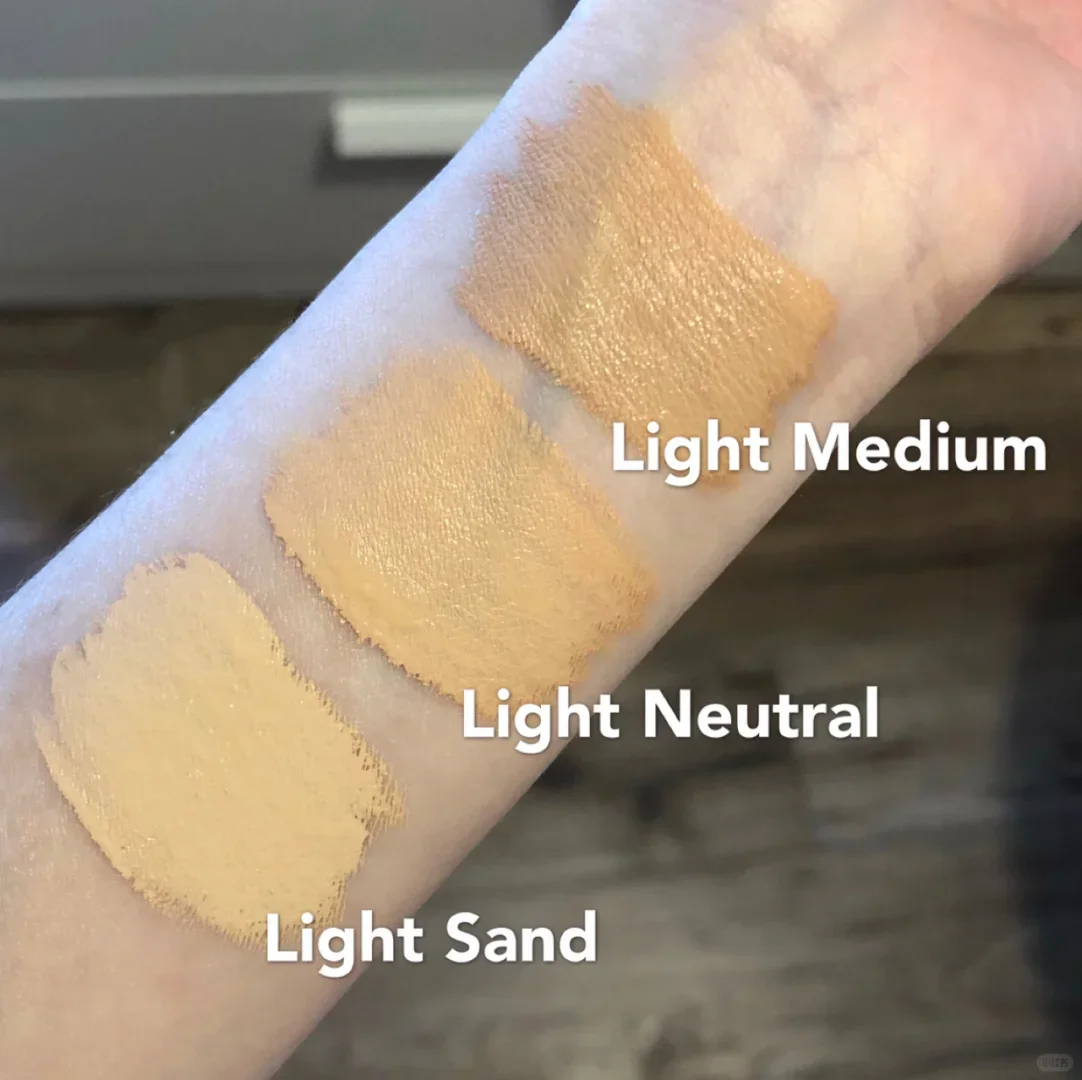 化粧品コンシーラーは、長時間黒い目の周りのクマを隠すことができます。保湿効果があり、粉で覆われないでいます。明るくし、外観を修復します。