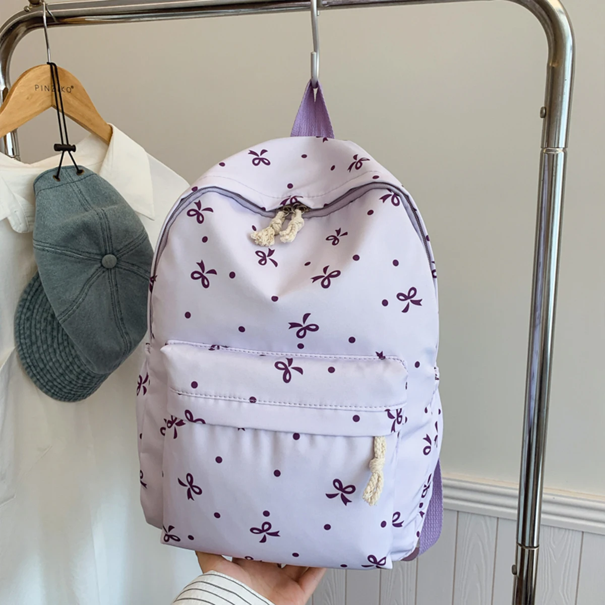 حقيبة ظهر لطيفة مطبوعة على شكل فيونكة للنساء مبطنة معززة بسعة كبيرة وحقيبة مدرسية متعددة الجيوب وأشرطة قابلة للتعديل للتنقل في الكلية
