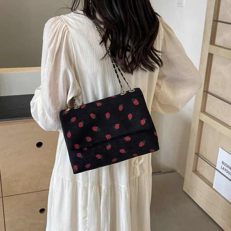 Bolso de hombro con estampado de fresas para mujer, bandolera con cadena y solapa grande, informal, Vintage, de pana, 2024