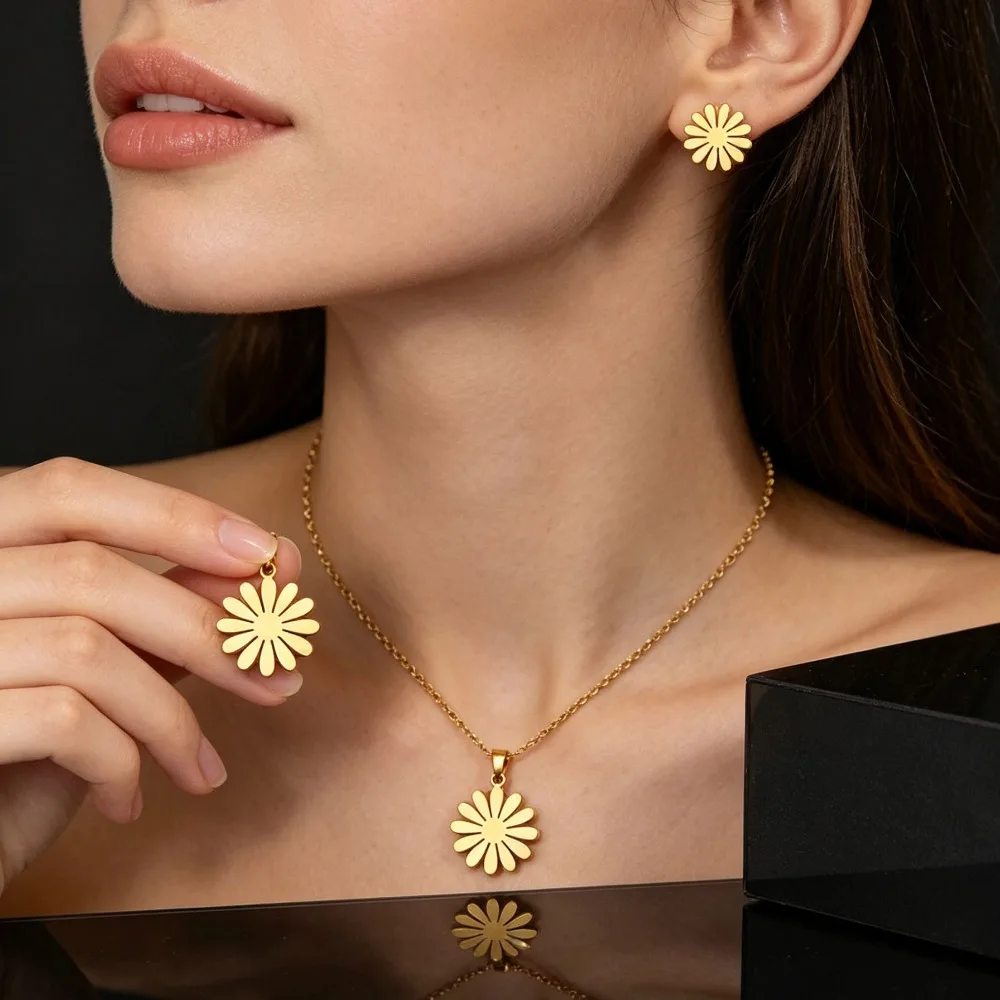 Sweet Daisy Flower Stainless Steel Choker Necklace, Gold Tone Charm Upscale Fashion Jewelry for Women