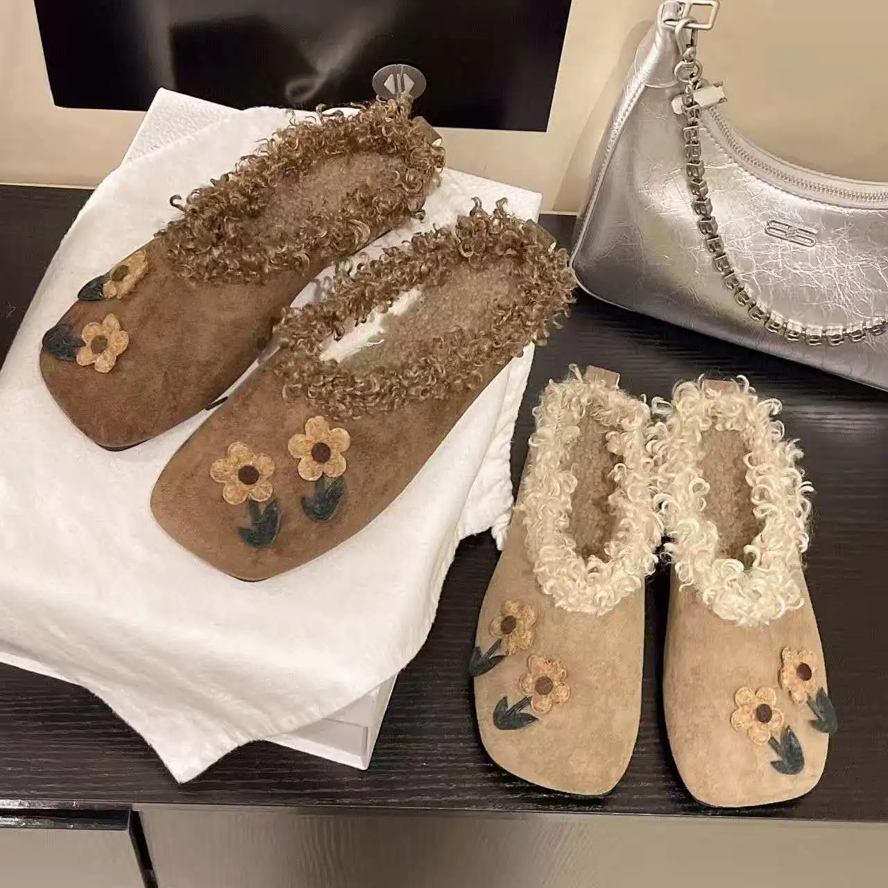 2026 Fall winter flat plush slippers with fashionable unique design comfortable anti-slip lightweight and cotton-soled slippers