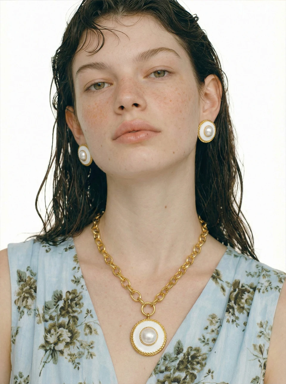 Yhpup Französisches Edelstahl-Set mit simulierten Perlen, rundem Anhänger, Halskette und Ohrringen, trendiger Statement-Schmuck für Damen – Detail 2