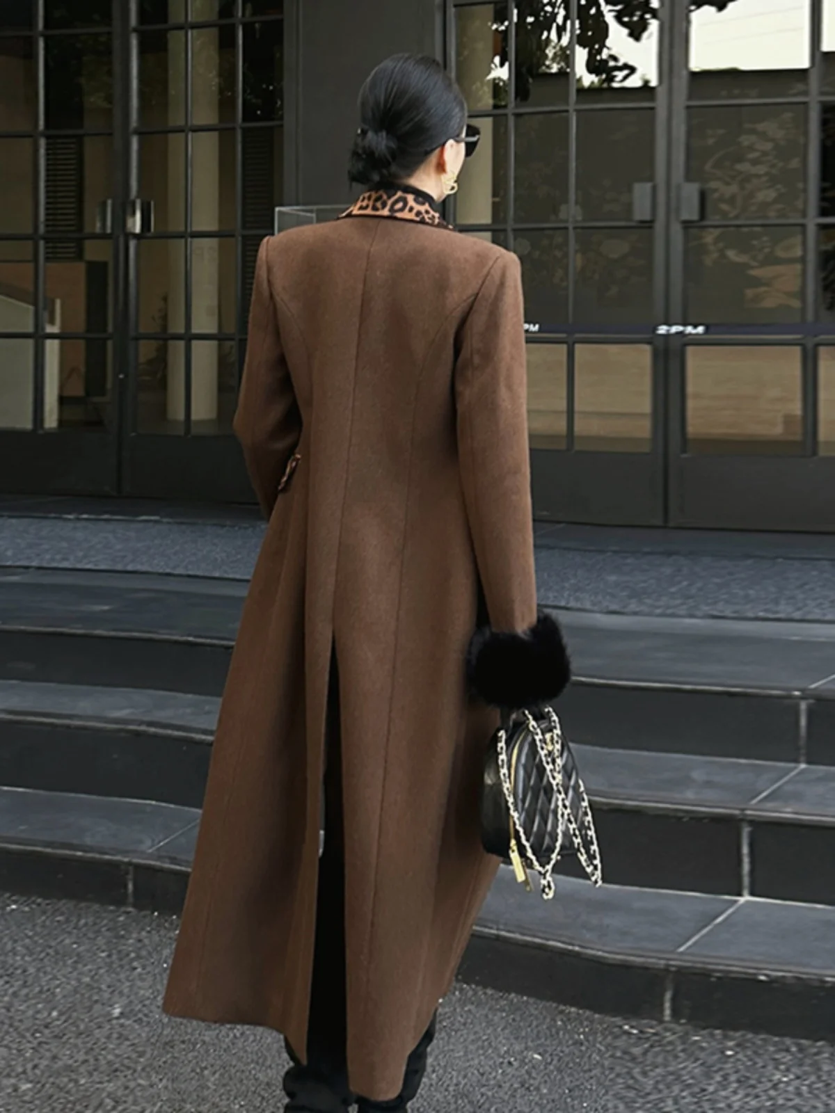 معطف صوف بنمط خطوط النمر للنساء متوسط الطول موضة شتاء 2025 نحيف مزدوج الصدر يضيق الخصر سترة من مزيج الصوف