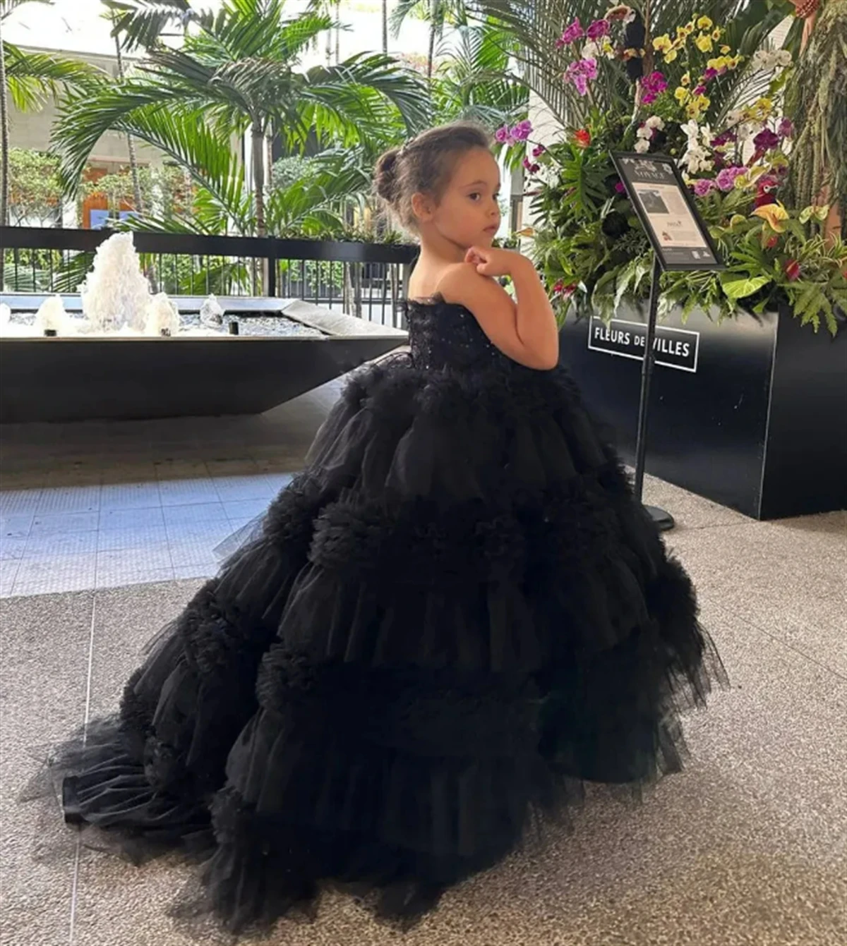 Abito da ragazza di fiori soffici in Tulle nero per bretelle da sposa lunghezza del pavimento con volant i primi abiti da festa di compleanno eucaristici per bambini