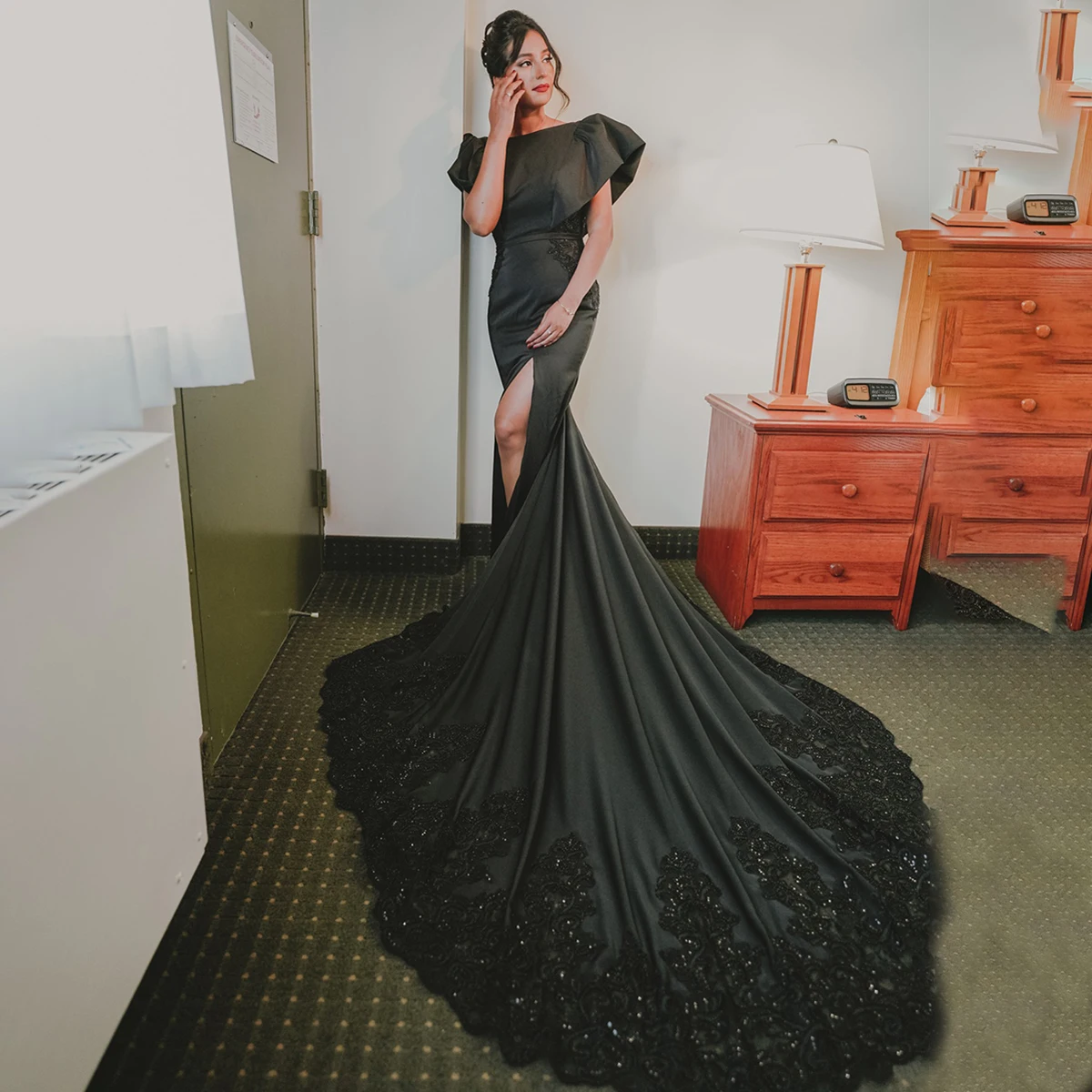 Vestido de novia de satén negro con mangas cortas y abertura alta, apliques de cuentas de sirena personalizados, vestidos de novia con cuello barco sin espalda