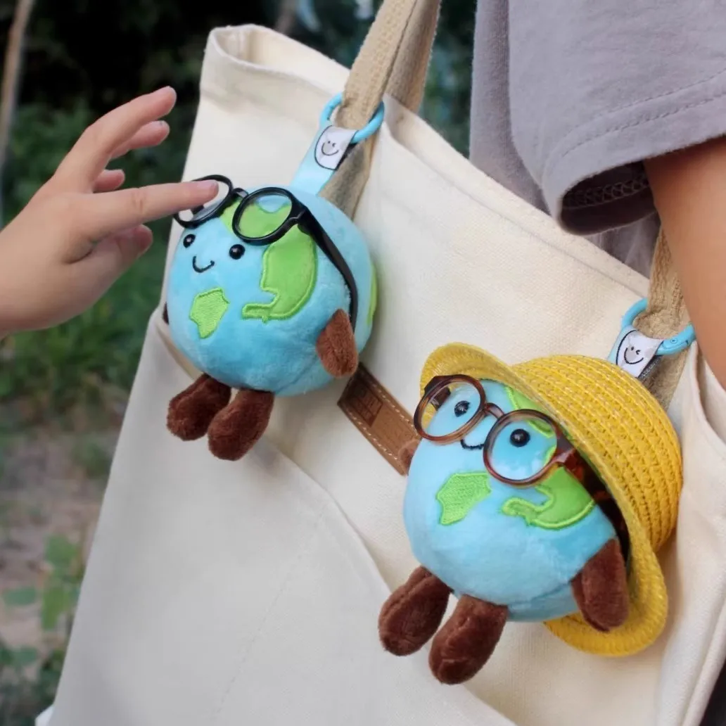 Decorazione pendente per borsa per bambola di peluche piccola terra 10 cm Portachiavi giocattolo di peluche carino Ciondolo per auto Regalo a sorpresa per le vacanze Raccogliere ornamento