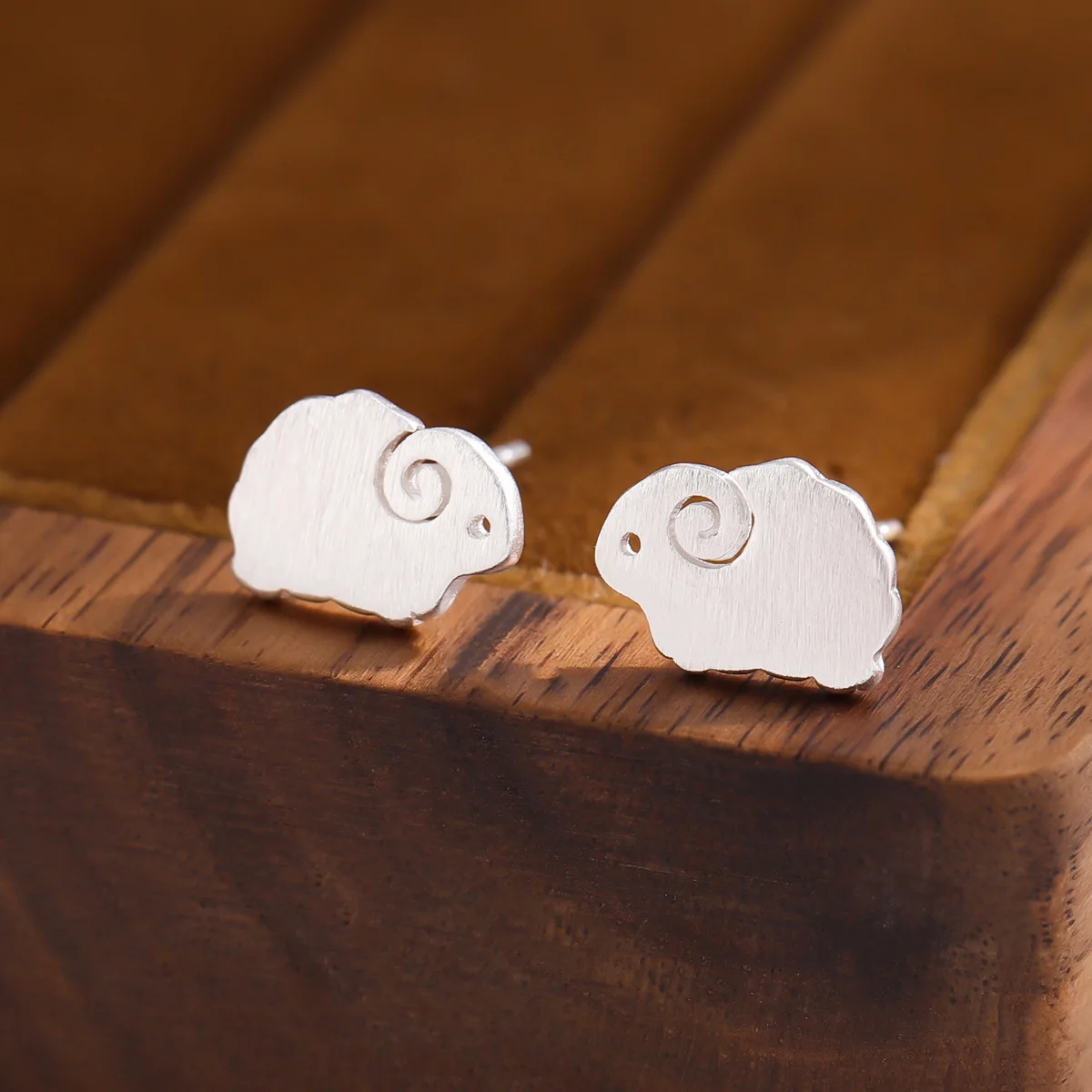 New Simple Cute Animal 925 Sterling Silver Fashion Jewelry Popular Sheep Lamb Drawing Exquisite Stud Earrings  E126