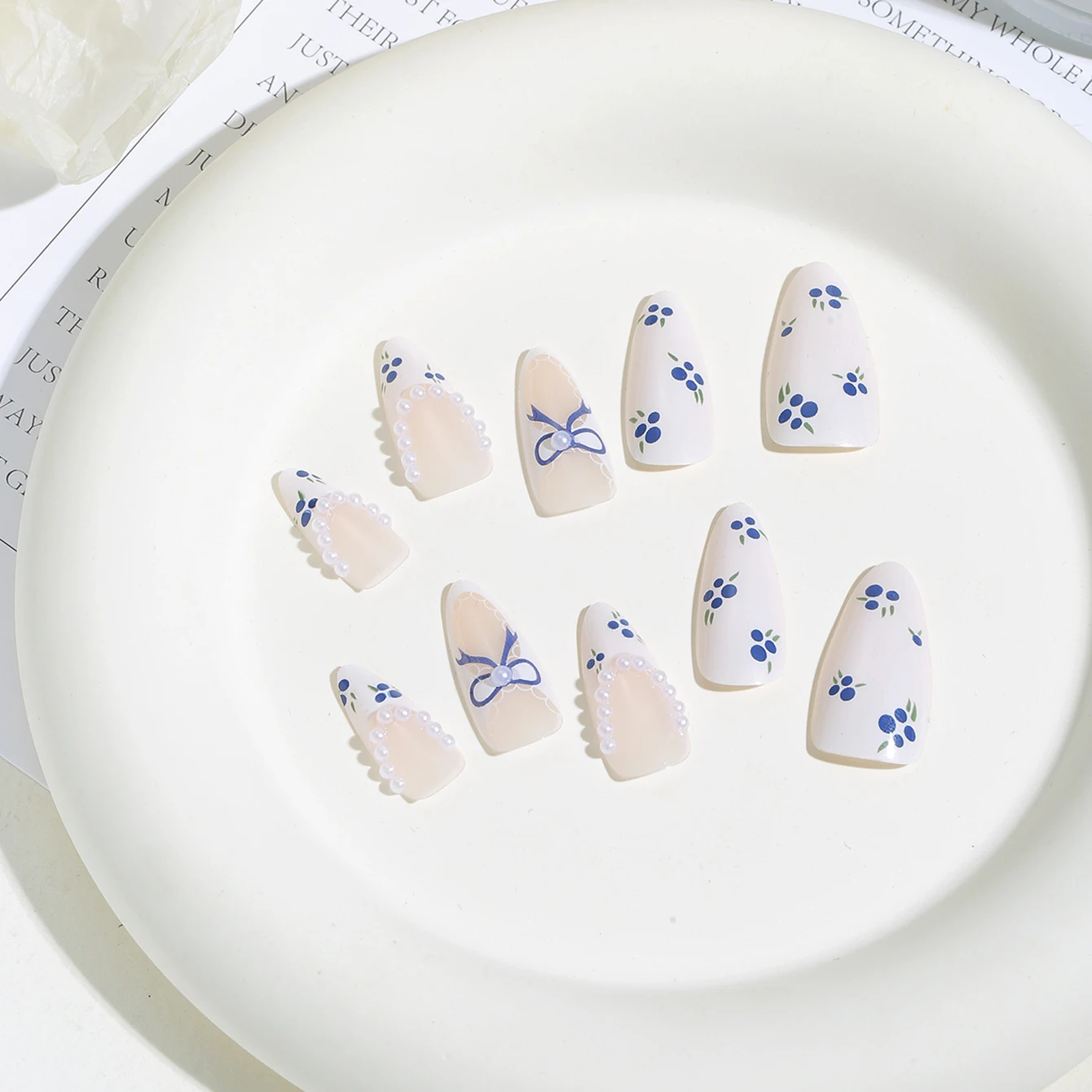 40 STKS Amandelpers op nagels Medium nepnagel met bloem Parel Fruit Gouden kraal Ontwerp Volledige dekking Nepnagelglans Kunstmatig