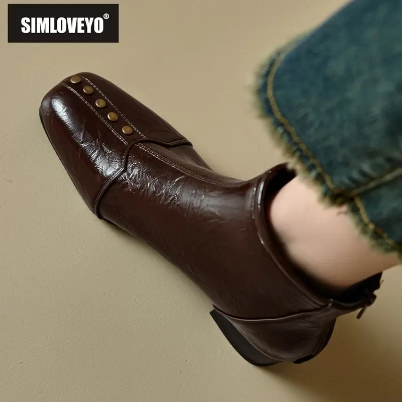 

SIMLOVEYO Женские туфли до середины икры с острым носком, маленькие каблуки 5,5 см, молния, разноцветные металлические заклепки, повседневные туфли Bota, большой размер 46 47 48