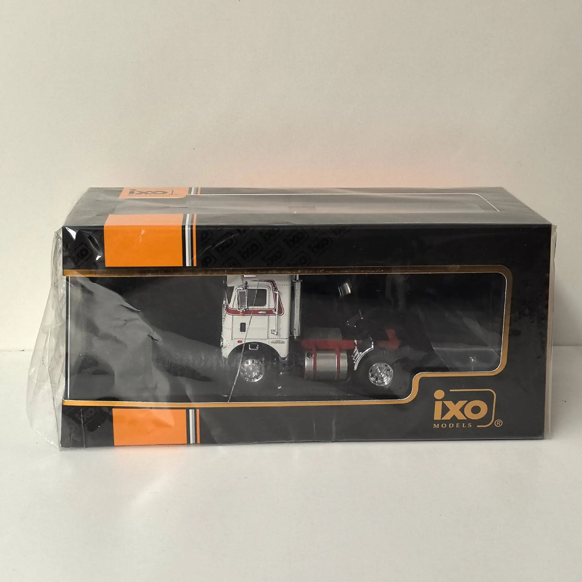 

Reverse Mirror Broken Box Cracking Diecast IXO 1/43 Scale FREIGHTLINER COE 1976 Heavy Duty Truck Tractor Alloy Car Model