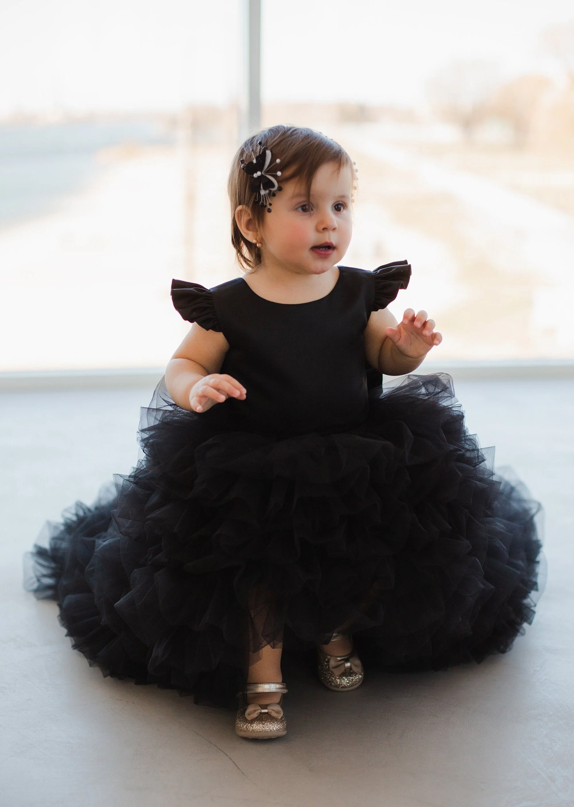 Vestido negro bonito de flores para niña, vestido de primer cumpleaños para boda, tutú largo de tren de barrido, vestidos de baile de primera comunión para bebé multicapa