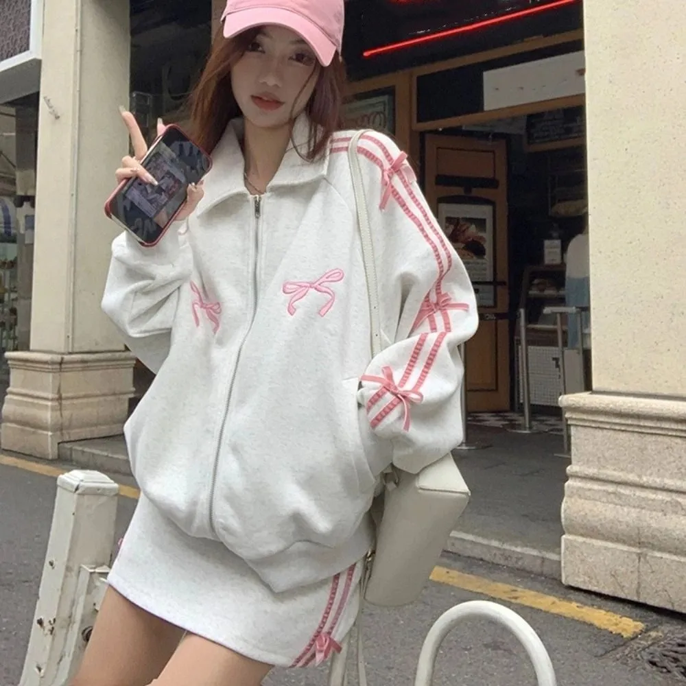 เสื้อแจ็คเก็ตแขนยาวมีฮู้ด ปกเสื้อแบบปกเชิ้ต ทรงหลวม สไตล์เกาหลี ปักลายโบว์  เสื้อผ้าสไตล์ Y2k  น่ารักหวานๆ สำหรับผู้หญิง ใส่เที่ยววันหยุด