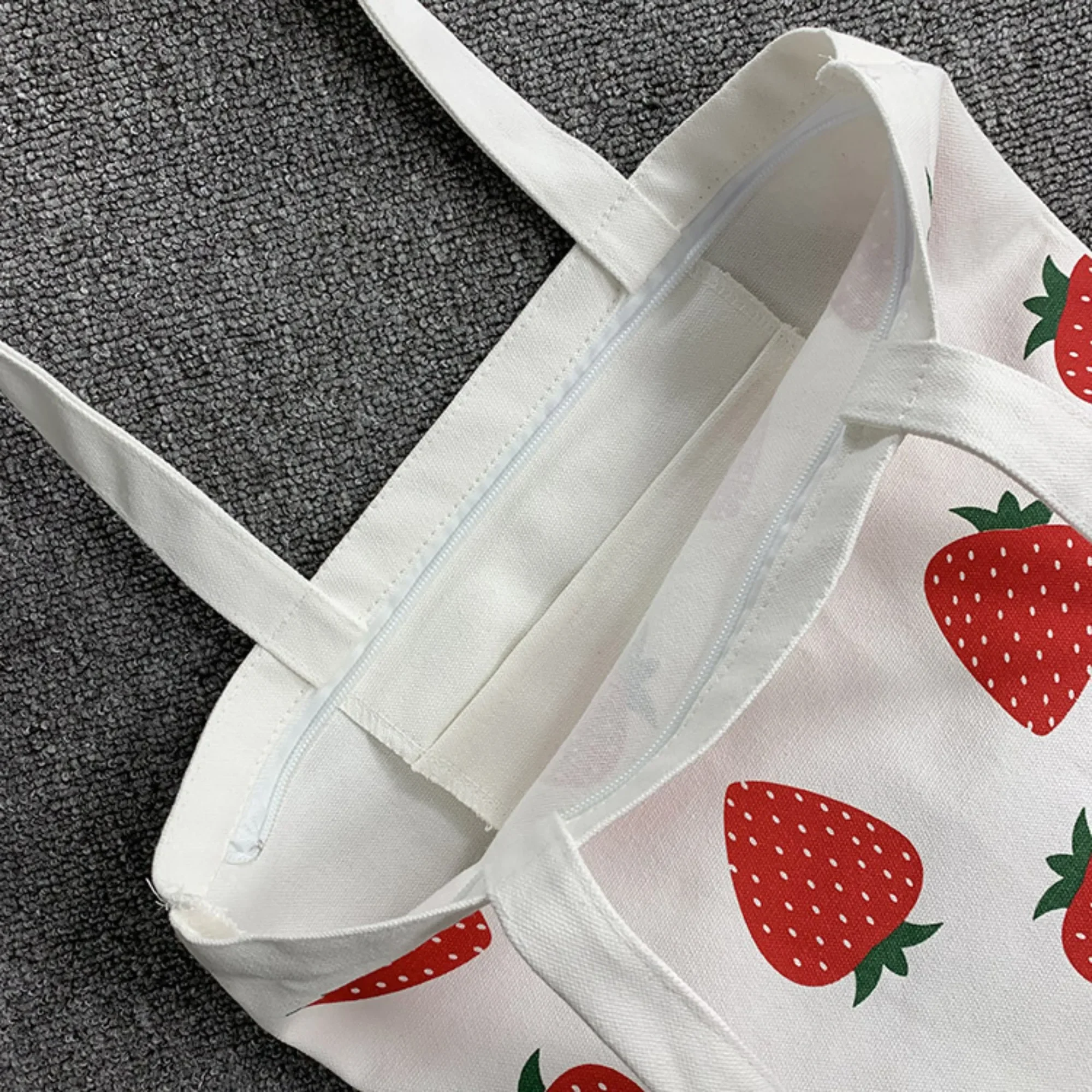 Large Capacity Cute Strawberry Canvas Tote Bags for Work Commuting Carrying Bag College Style Student Outfit Book Shoulder Bag