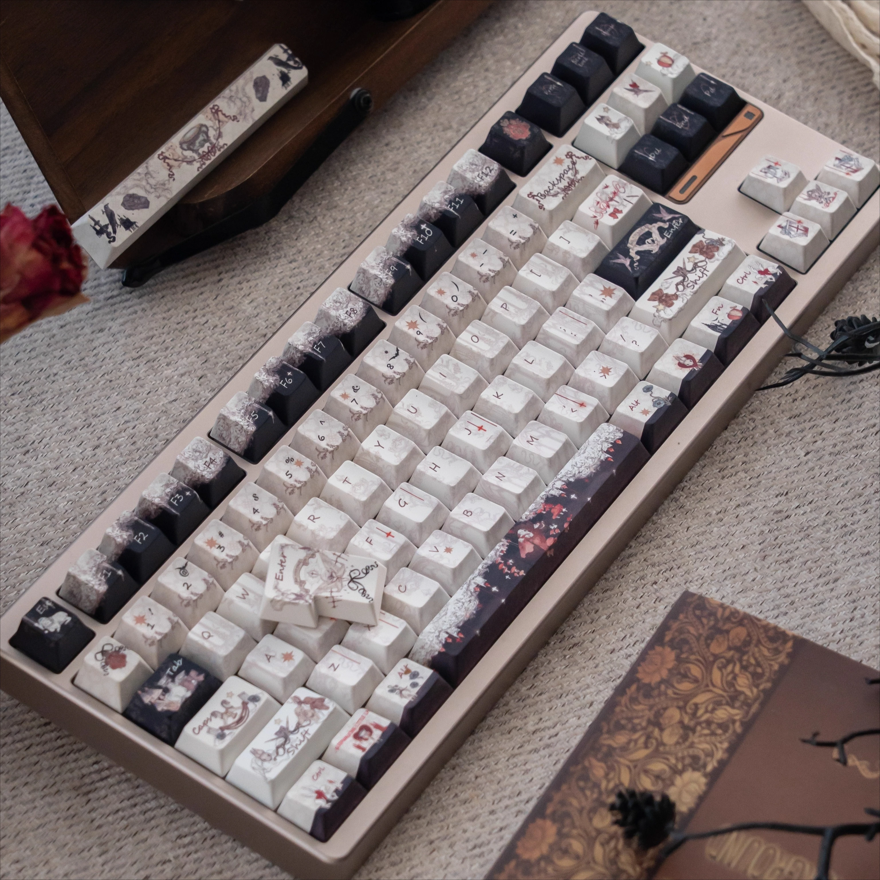 MAIMOOO Keyboard Keycaps Retro Symbiotic Keycaps Cherry PBT Material Black and White Fairy Tale Style Aula Keycaps