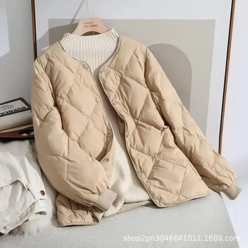 เสื้อแจ็คเก็ตผู้หญิงแบบเบา สไตล์แฟชั่น ทรงพาร์กา อุ่นสบาย บุผ้าแบบควิลท์ เหมาะสำหรับเดินทาง มีกระเป๋าใบใหญ่ ทรงหลวม คอทรงกลม ติดกระดุมแถวเดียว เสื้อผ้าผู้หญิง