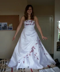 Elegant White A-Line Wedding Dress Burgundy Embroidery Beaded Strapless Spring Country Bridal Gowns Back Lace Up Customized